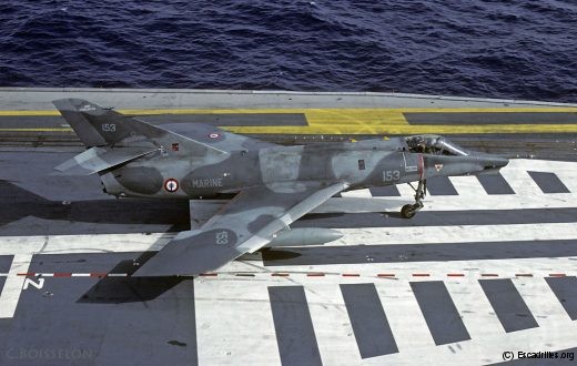 Le 153 se dirige vers l'avant du Foch, après son appontage