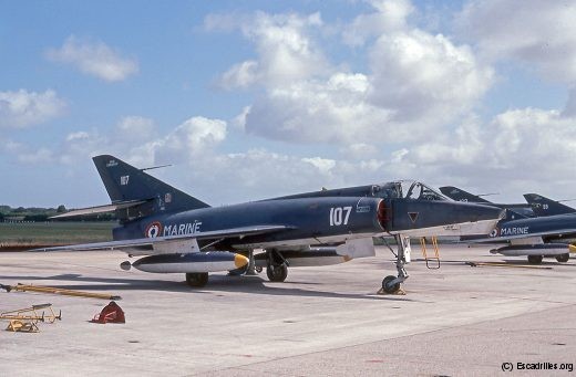 Vu en juillet, le 107 n'a pas son chassis photo. Noter l'Etendard IVM à l'arrière plan