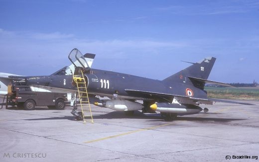 Le 111, avec la nacelle Douglas qui remplace le chassis photo ventral (Cambrai, 1973)