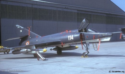 Le 114 avec deux paniers à roquettes, vu en 1973