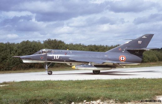 Vu en 1972, le 117 nous montre ses bidons jaunes, signe distinctif de la 16F