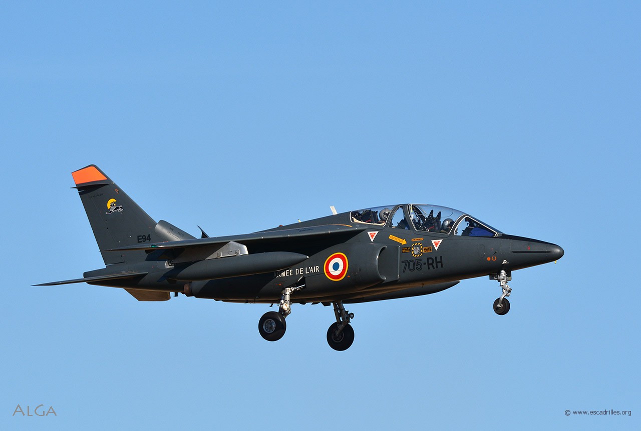 En courte finale maintenant, les Alphajet de l'EAC. Avec une peinture neuve, on lui donne 20 ans de moins