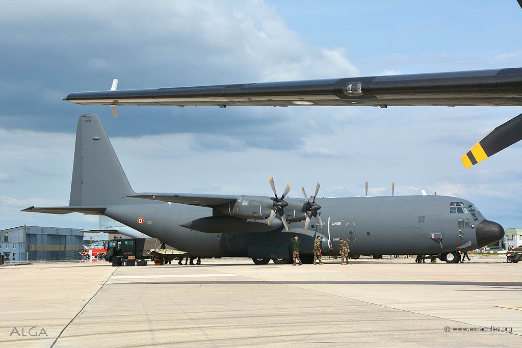 C'est un C-130H-30, le 5226 'PK', mais sortant de révision avec une peinture neuve !